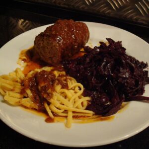 Plate of Spätzle with roulade and red cabbage