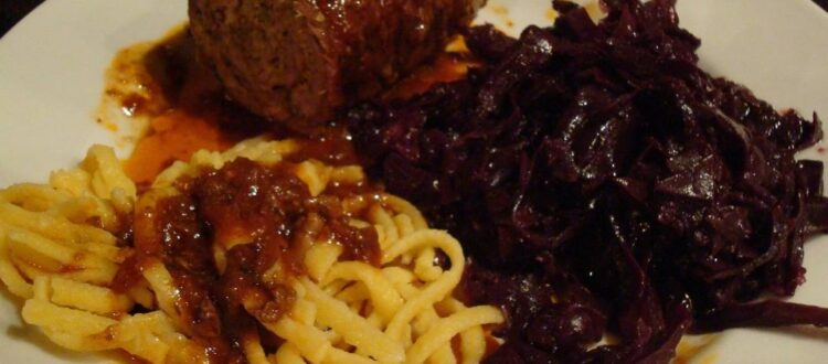 Plate of Spaetzle with roulade and red cabbage